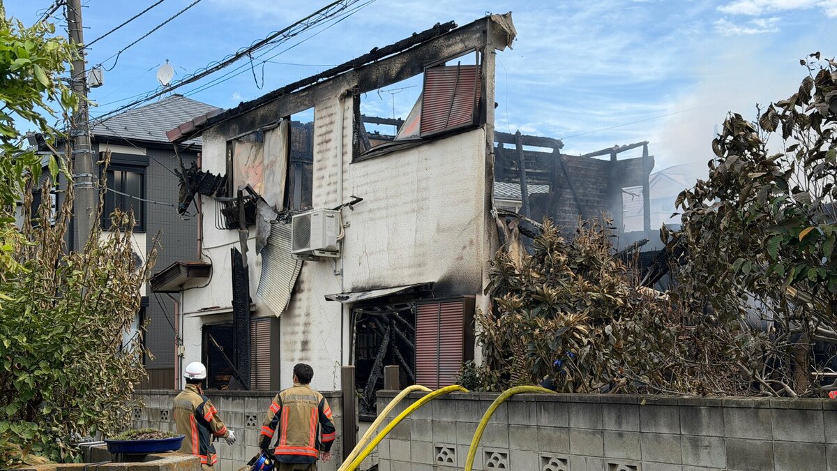 さいたま市桜区で住宅全焼する火事 焼け跡から性別不明の1人遺体見つかる いまだ住人の女性(85)と連絡取れず