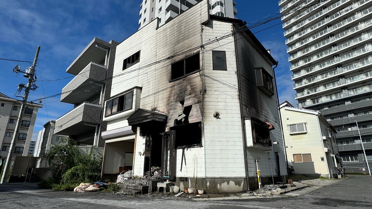 宇都宮市の3階建て住宅で火事 焼け跡から1人の遺体 住人の50代男性と連絡とれず