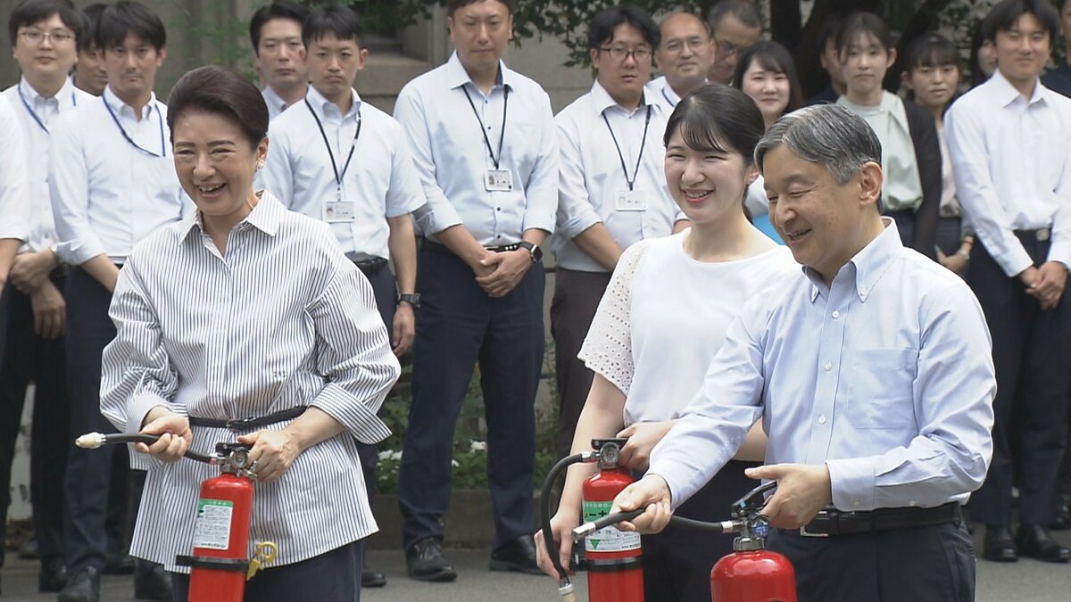 天皇ご一家 防災訓練でホースを手に放水体験 陛下の“お手本”後に皇后さま愛子さまも続き 9月1日「防災の日」