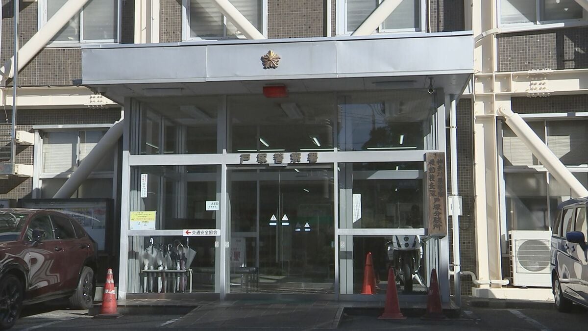 女子高校生(17)のスカート内を盗撮しようとしたか 自称・横浜市職員の男(30)を現行犯逮捕 店内防犯カメラにスマホを差し向ける様子 神奈川県警