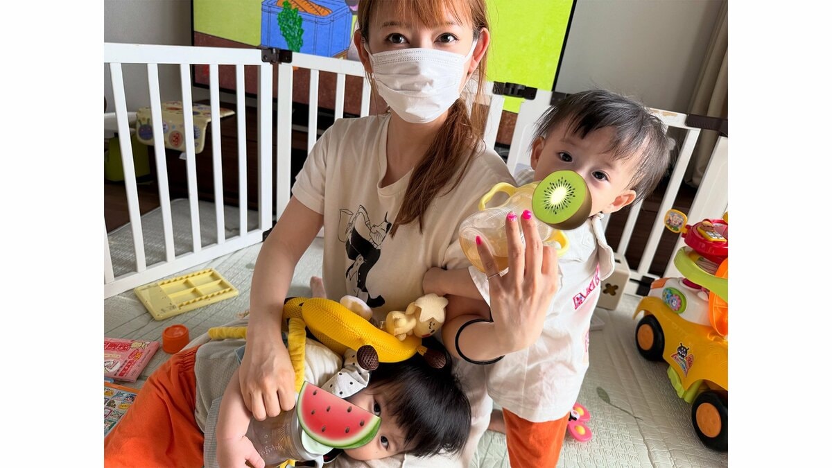 【 中川翔子 】 「秘技!!ダブル飲ませ!!」双子との育児ショット公開 “ひざまくら争奪戦”や抱っこ紐での料理姿を披露