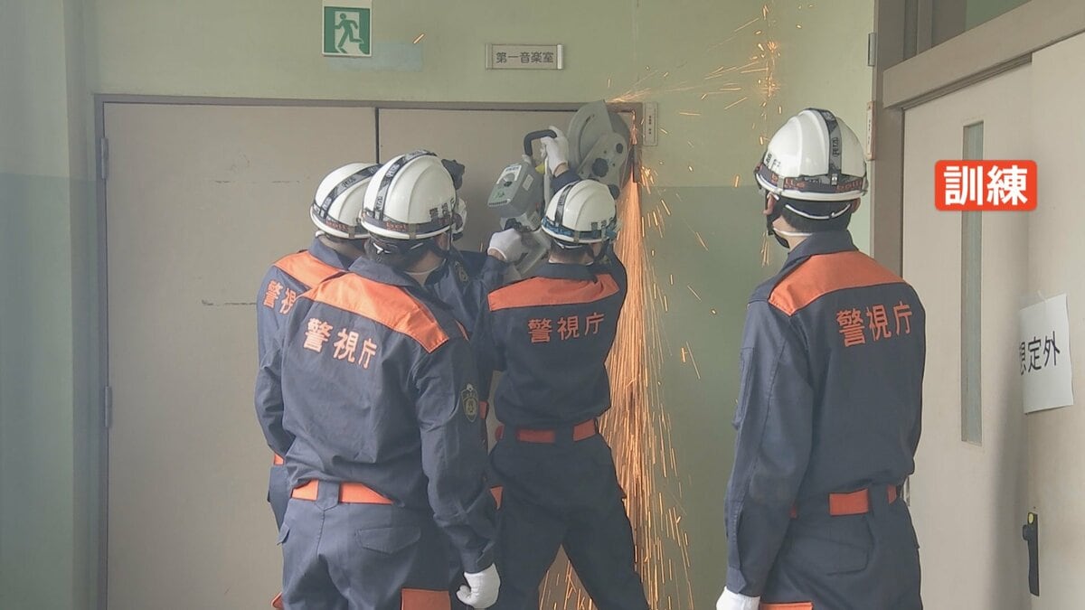 首都直下地震で落下物の下敷きになり取り残された人を想定　警視庁が救助訓練　建て替え控えた渋谷区立代々木中学校の旧校舎で実施