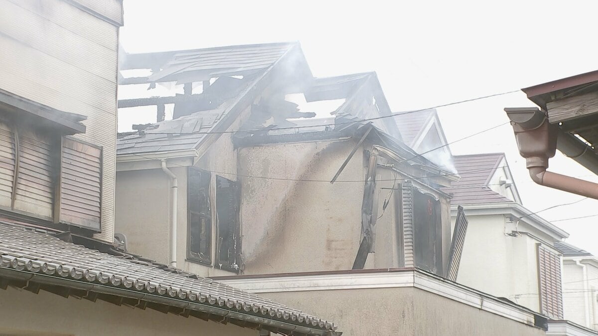 「隣の家の中から火が見える」千葉・船橋市で2階建て住宅が全焼　焼け跡から2人の遺体　住人の60代夫婦と連絡取れず