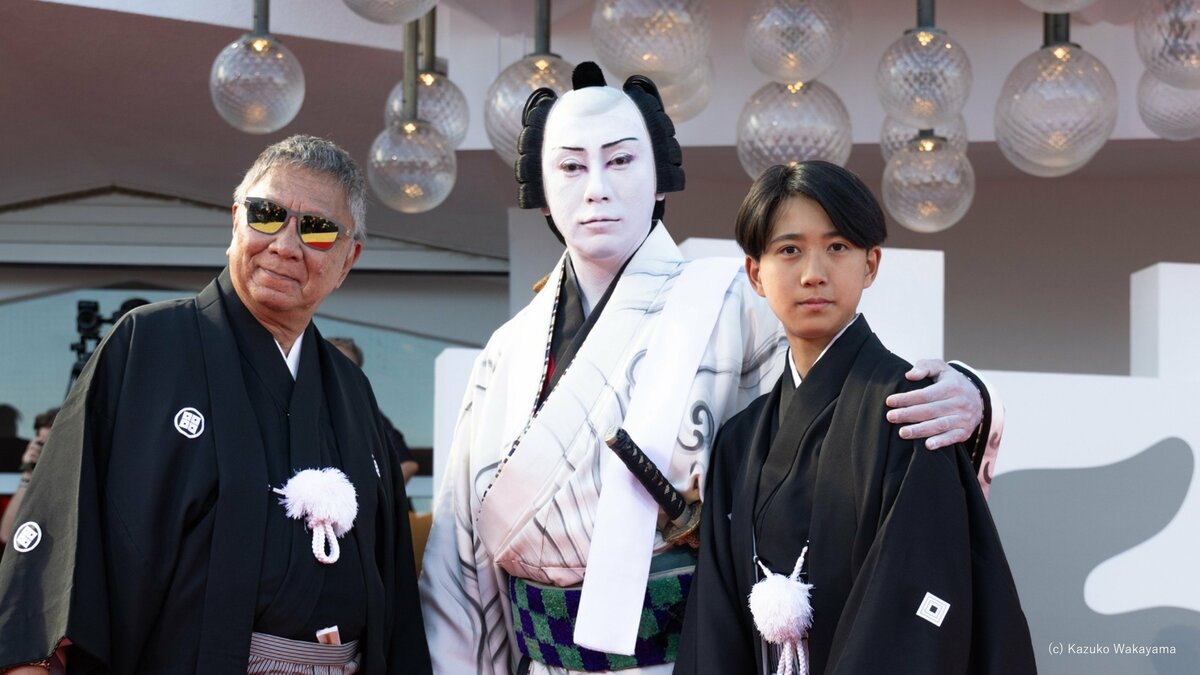 【市川團十郎&新之助】親子で『ベネチア映画祭』レッドカーペットに登場! 團十郎さんは “世界三大映画祭 史上初” 歌舞伎衣装で見得を切る