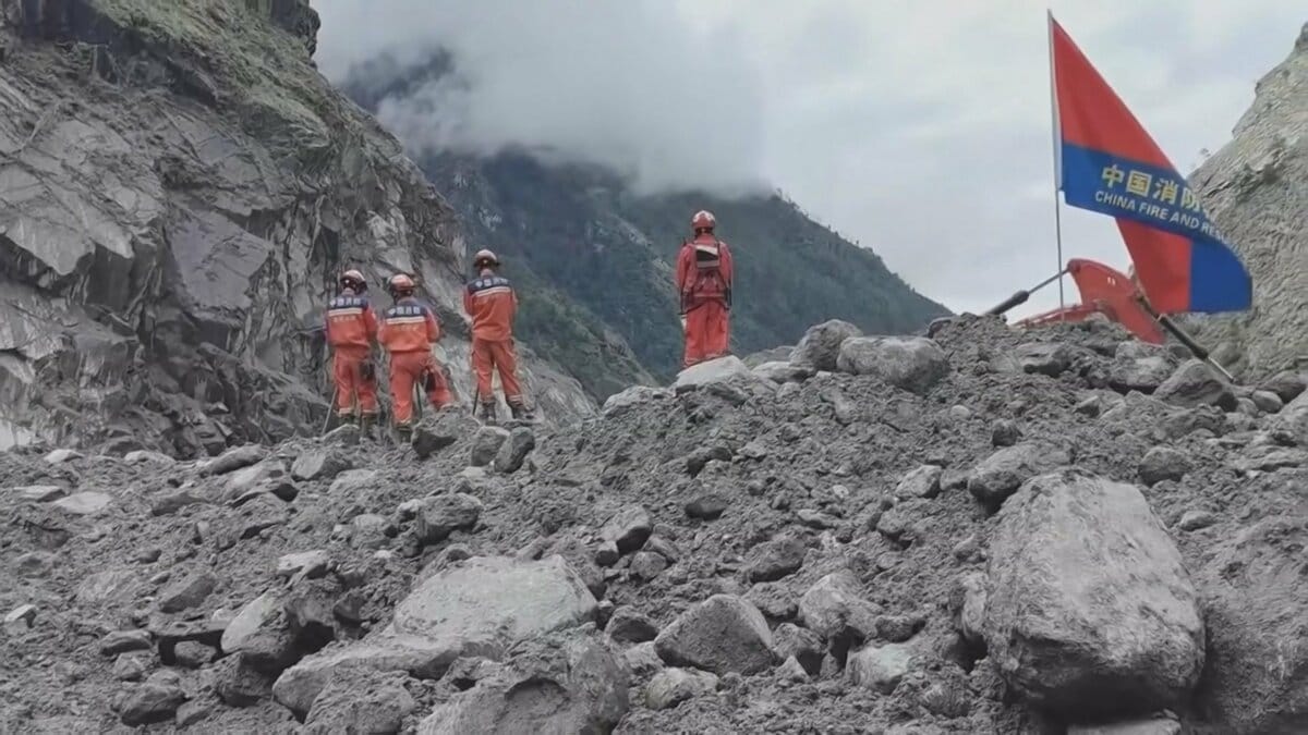ネパール中国の土石流 中国側の死者が31人に 両国合わせて5000人以上が行方不明