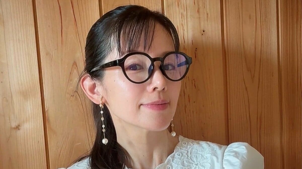 【 小西真奈美(47) 】 「老眼きたー?!」 老眼の疑いで眼科受診も診断は「疲れ目」 メガネ姿で視力「右1.5、左1.2」を報告