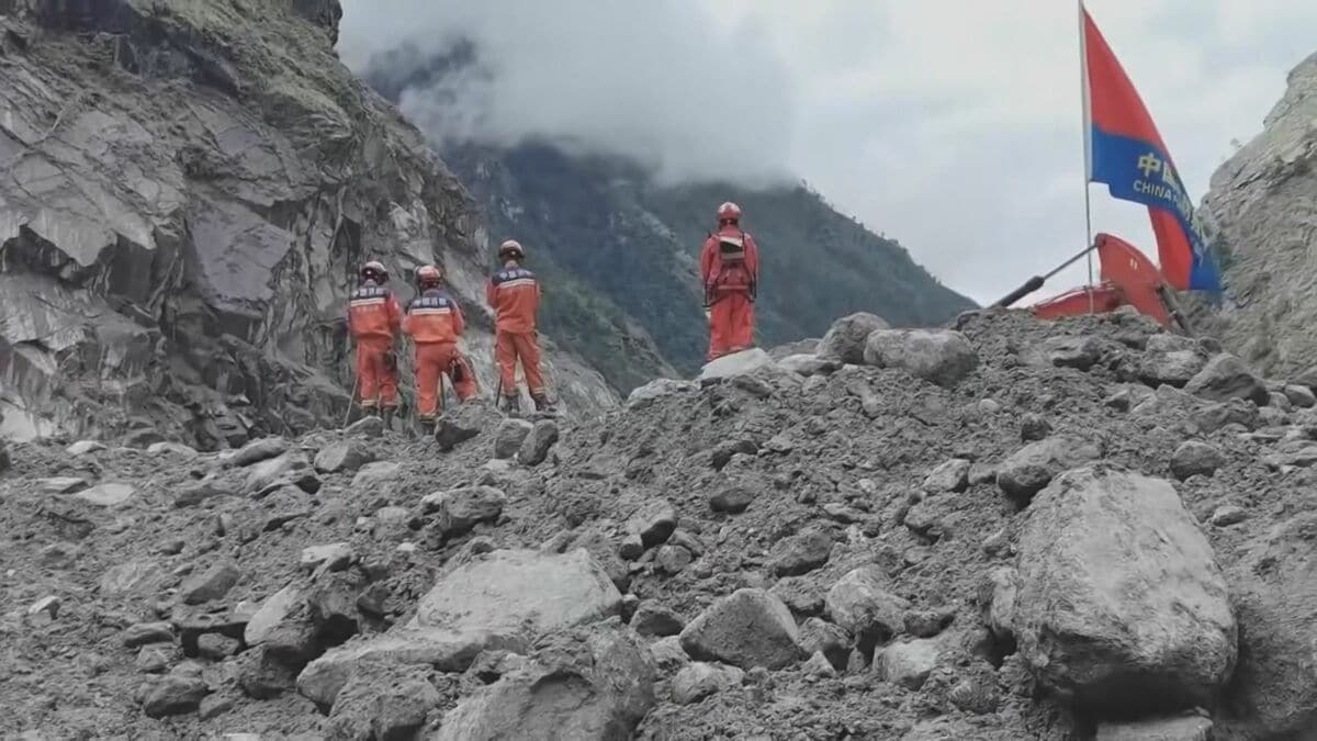 ネパールと中国の土石流　中国側の死者が43人に