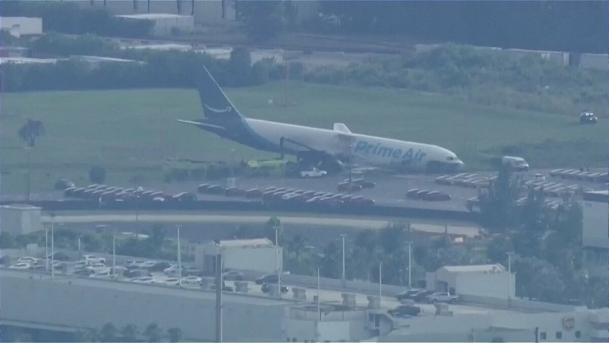 米マイアミ空港でアマゾンの貨物機がオーバーラン　複数の車両に衝突して炎上　5人死亡5人けが