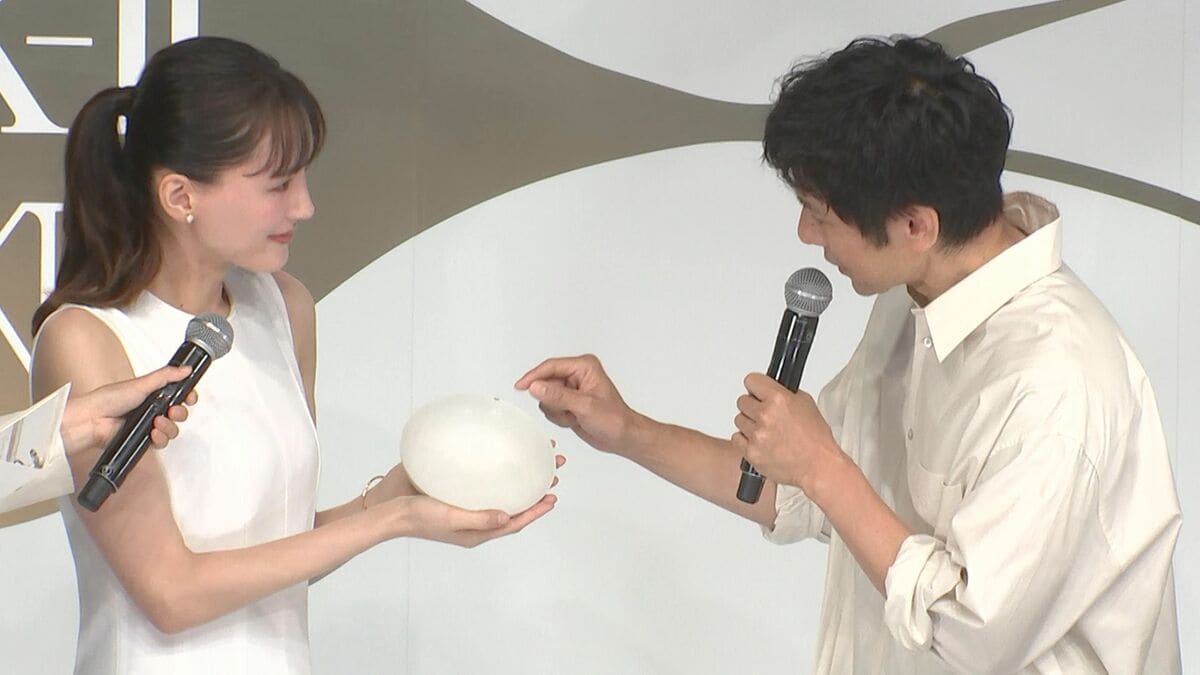 【綾瀬はるか&西島秀俊】「お兄ちゃん」「はる坊」と呼び合う仲良しトーク!金継ぎのお皿を巡る“必死の言い訳”に会場爆笑