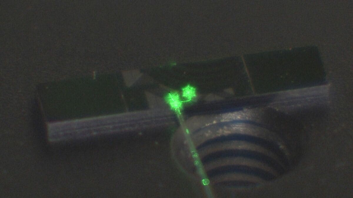 富士通「ダイヤモンドスピン方式」冷却装置が小さく 光で連結 量子コンピューターを初公開