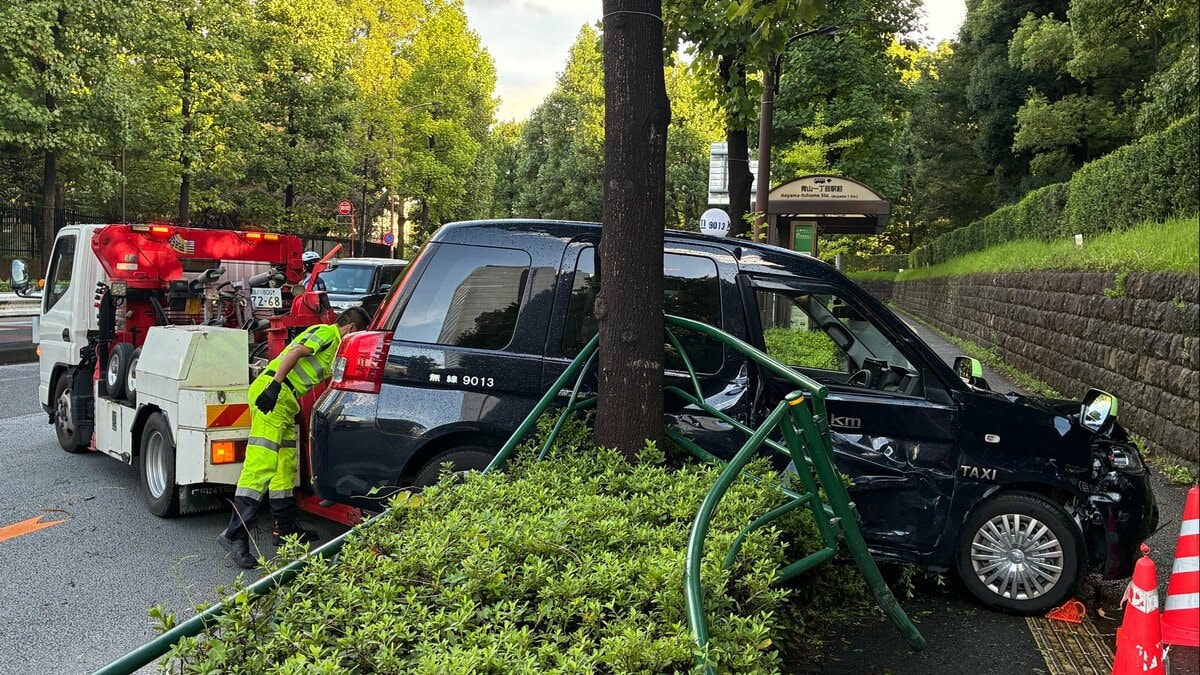 「カーブで曲がりきれず反対車線にスリップした」都内で雨に濡れた路面でスリップしたとみられる事故が相次ぐ