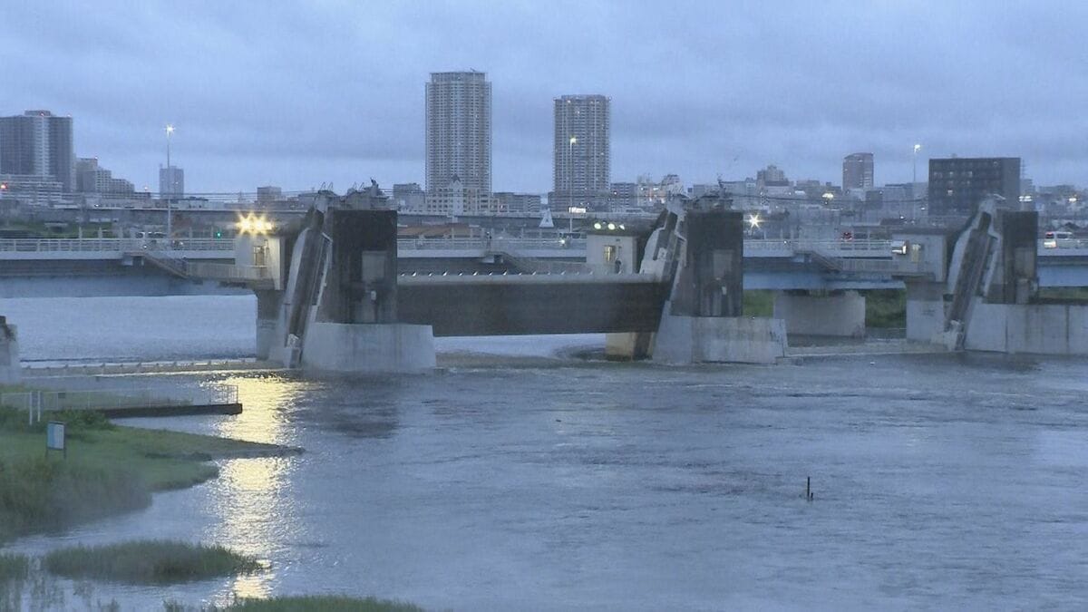 江戸川河口付近の「行徳可動堰」水位上昇で放流 ゲート全開は「2019年台風19号」以来約7年ぶり 水位上昇の可能性に注意呼びかけ 江戸川河川事務所