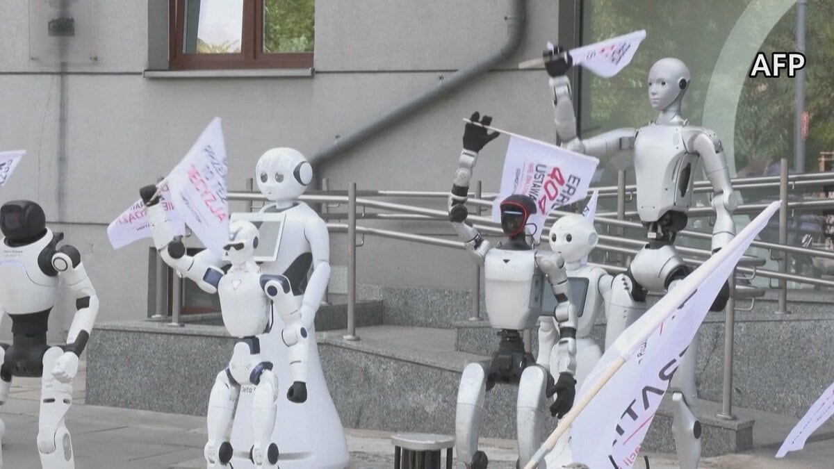 「ルールを作るときだ」ポーランドでロボットたちが“AI規制”訴えるデモ