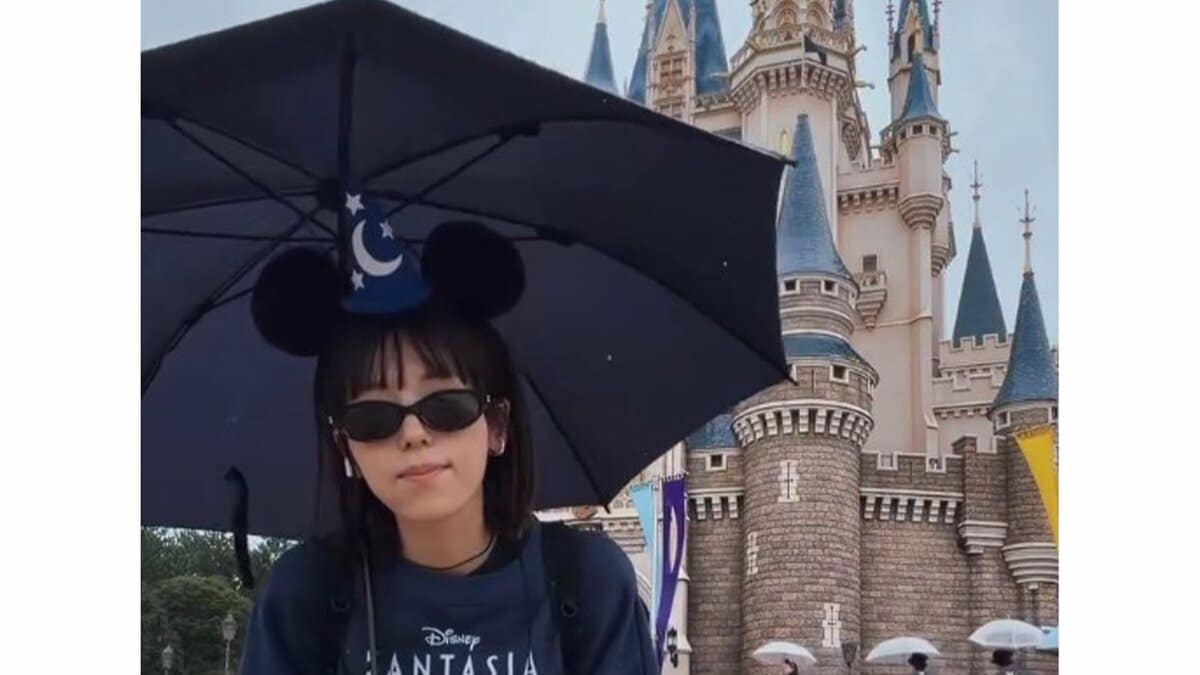 【 若槻千夏 】 15時までの空き時間で雨の中1人ディズニーを満喫　ミッキーとの対面や冷やしうどんを味わう姿に「一緒に周ってる気分」