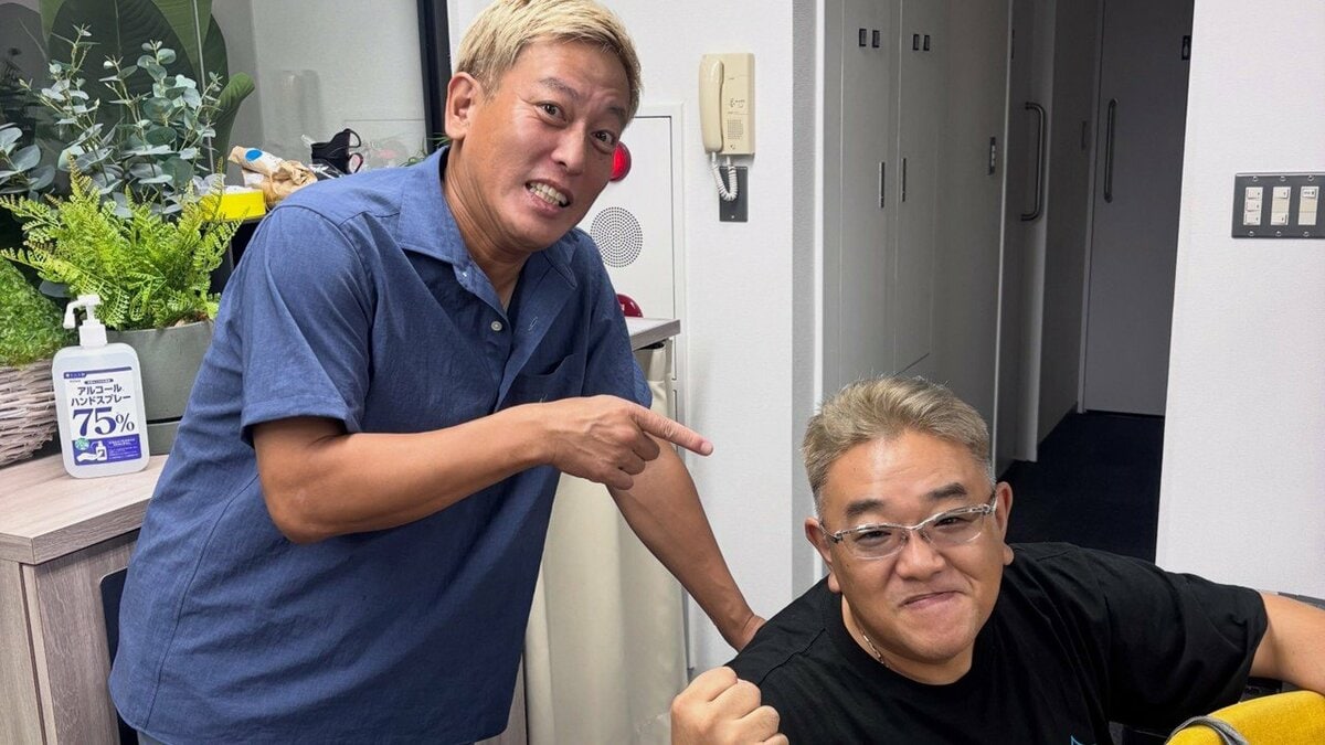 【 じゅんいちダビッドソン 】「ピンピンですよ」伊達みきおさんの近況を報告 「この男元気でした笑!」 事務所でのツーショットを公開