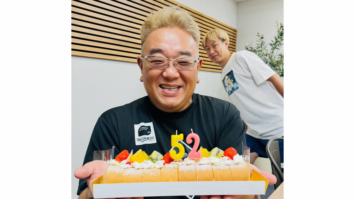 脳梗塞 休養中【サンド・伊達みきお 】52歳誕生日に笑顔の近影公開 後輩・お見送り芸人しんいちの祝福に「食べないで下さい!」 ファン「顔が見れてホッとした」