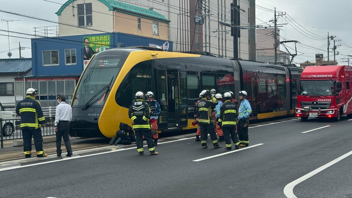 50代男性が次世代型路面電車「LRT」の下敷きに 搬送時意識ありも大量に出血 現場周辺の映像に男性が車両に向かって歩く姿 宇都宮市