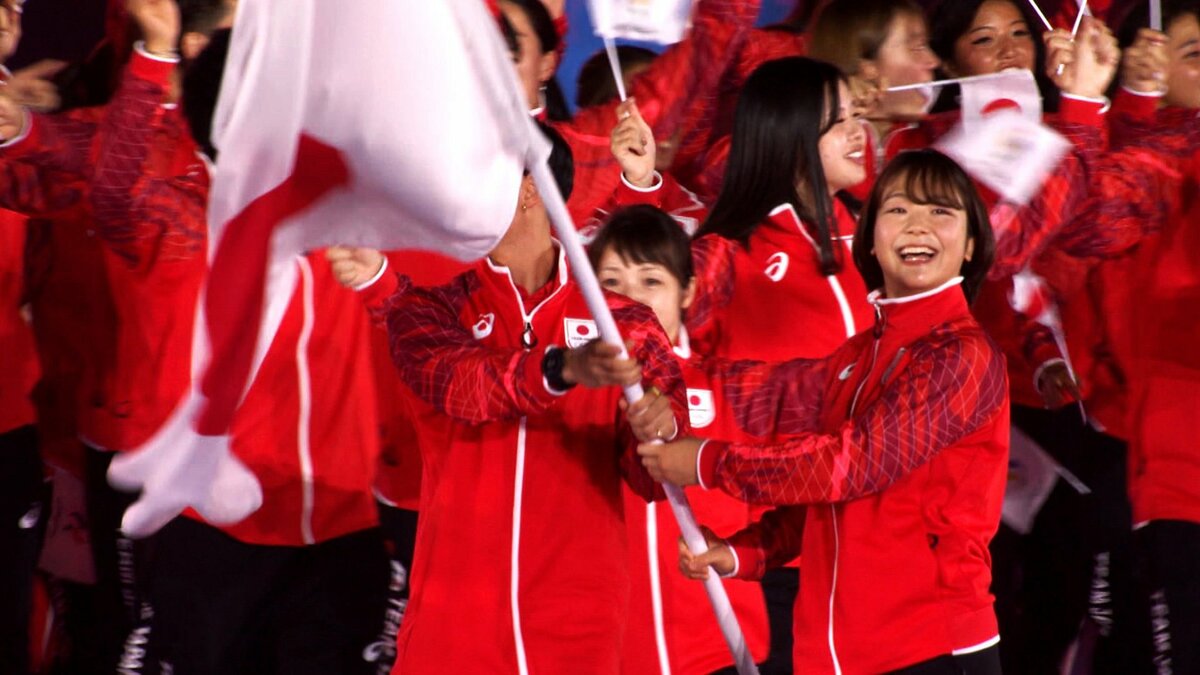 アジア大会開幕!日本選手団が笑顔で入場行進 旗手は中村輪夢と藤波朱理【開会式】
