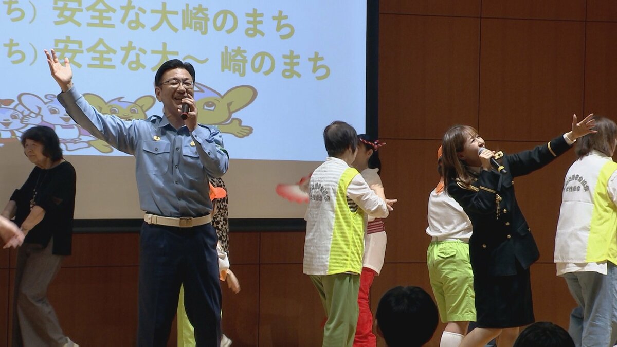 東京・品川区で交通安全イベント開催 一日署長の演歌歌手・小川みすずさんらが交通安全音頭を披露し会場を盛り上げる 警視庁