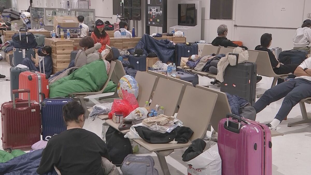 台風25号の影響で成田空港に乗客ら約2600人一時足止め　早朝の空港には一夜明かす人々の姿が