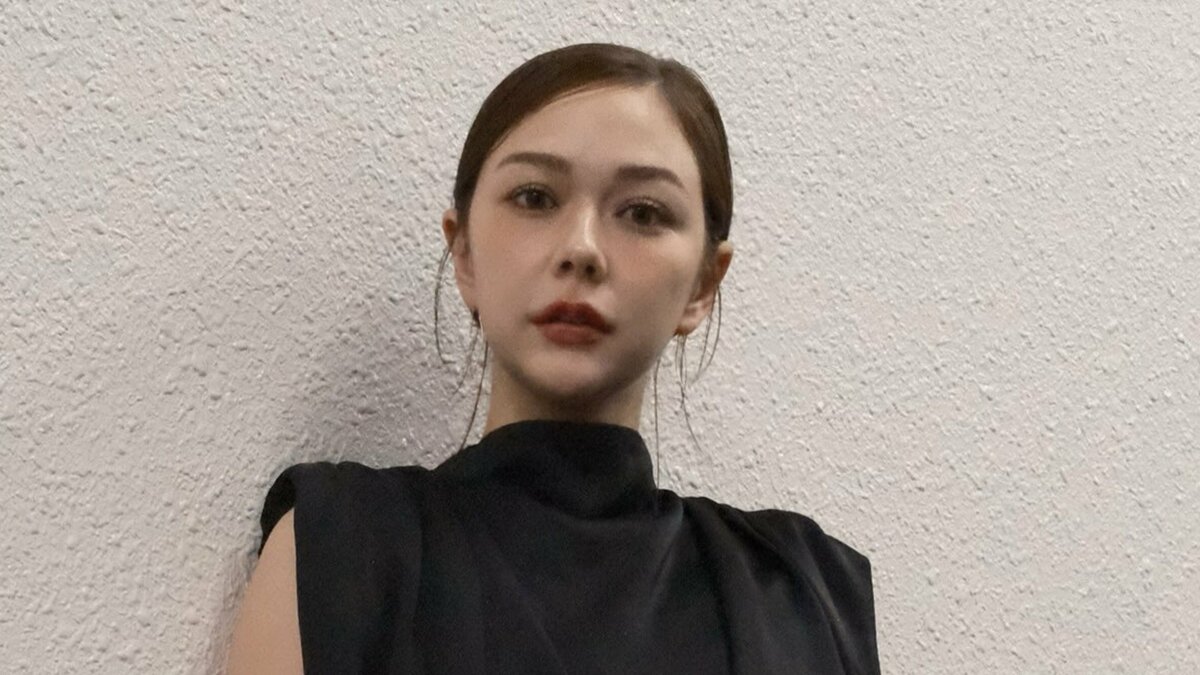 【 村重杏奈 】 黒ドレス×赤リップの大人メイクでMC務める 社長の絶賛に歓喜「ツインプラネットのもう一つの惑星になりたい」