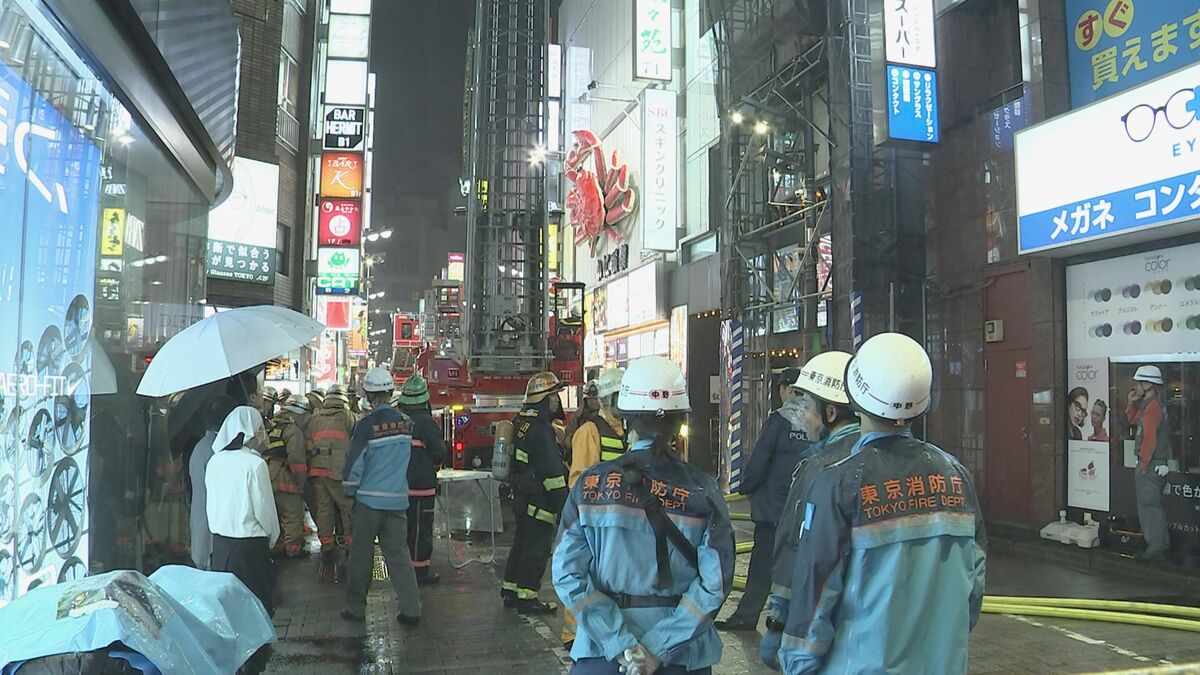 JR新宿駅東口近くのビルで火事 男女4人けが 8階建てビルの7階の飲食店から出火 東京消防庁