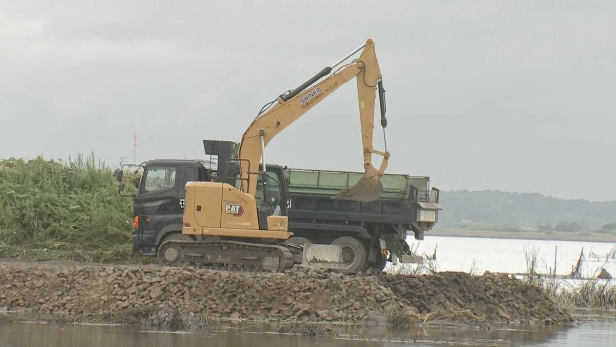 印旛沼の決壊した堤防で復旧作業進む きょうから土砂の仮堤防づくり着手 台風26号に備え作業急ピッチ