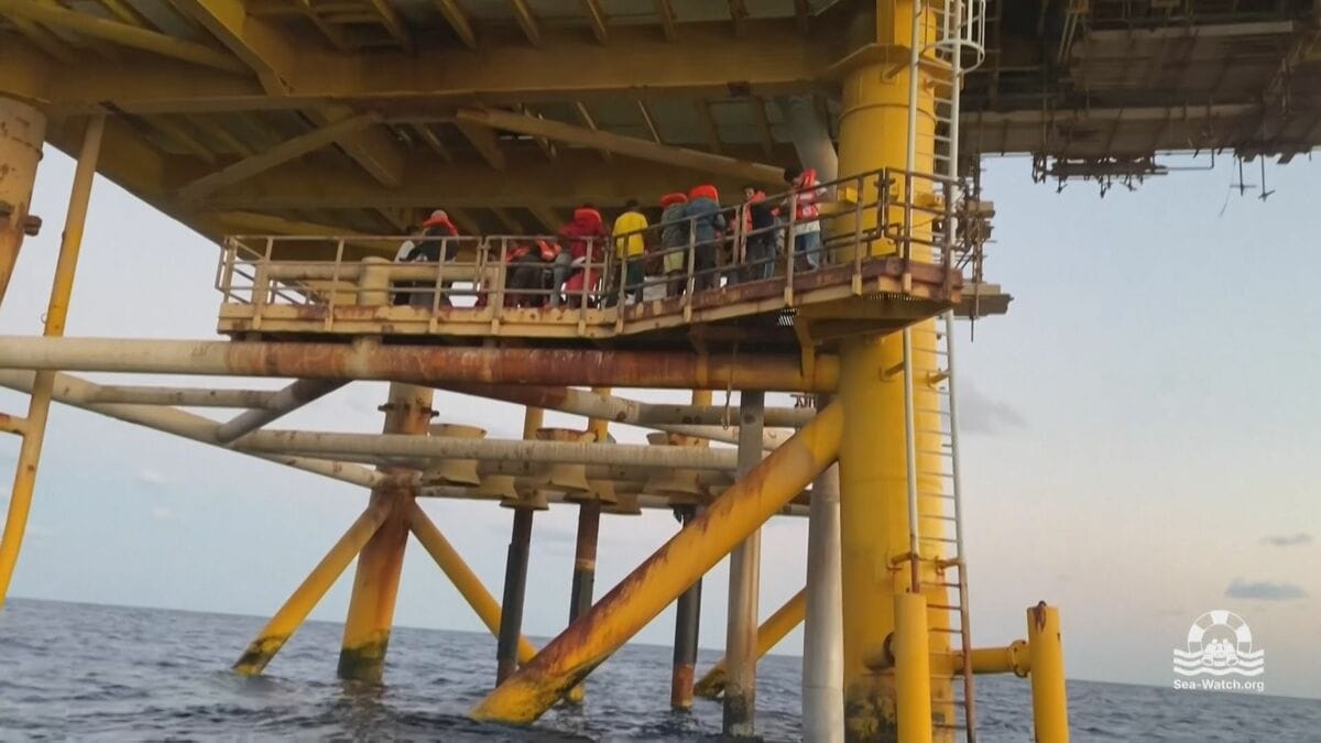 チュニジア沖で移民が乗った船が難破 少なくとも2人死亡 6人行方不明