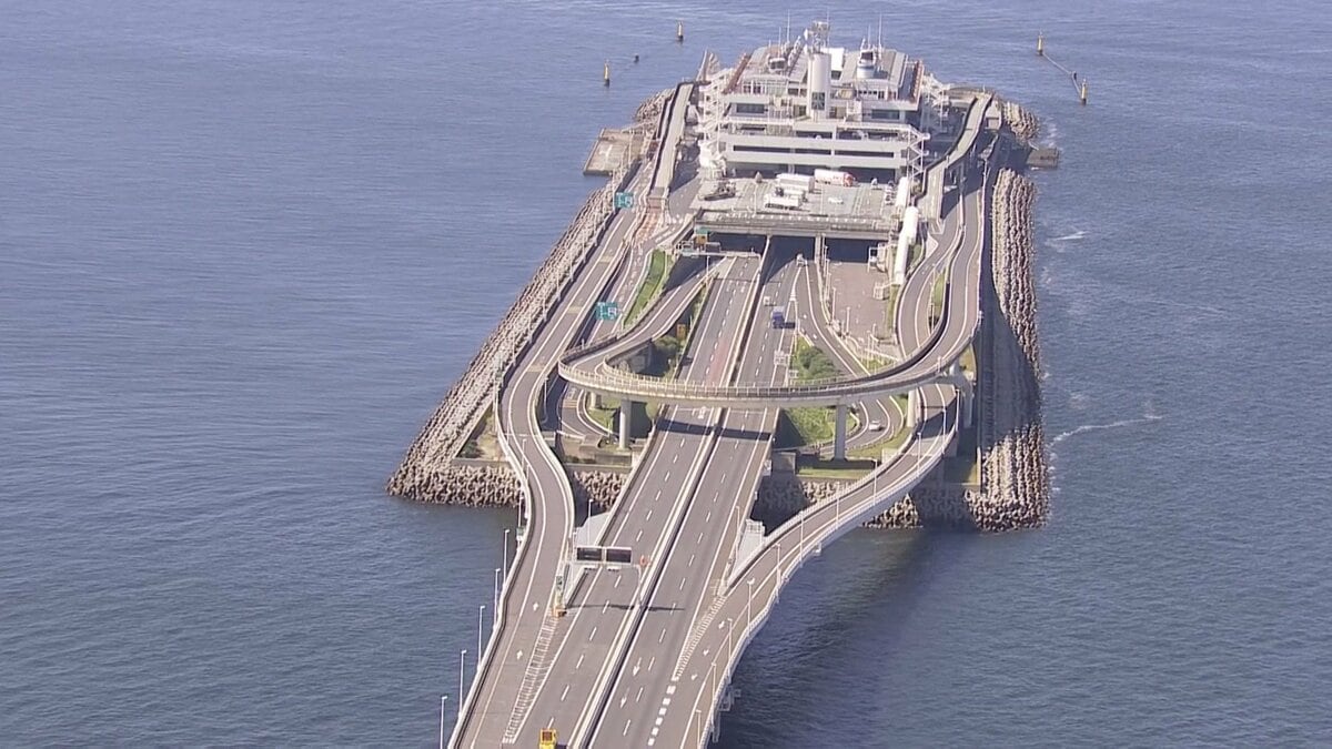 東京湾アクアラインで4台絡む事故 一部区間の通行止めが解除 トラックに乗っていた男性2人が死亡