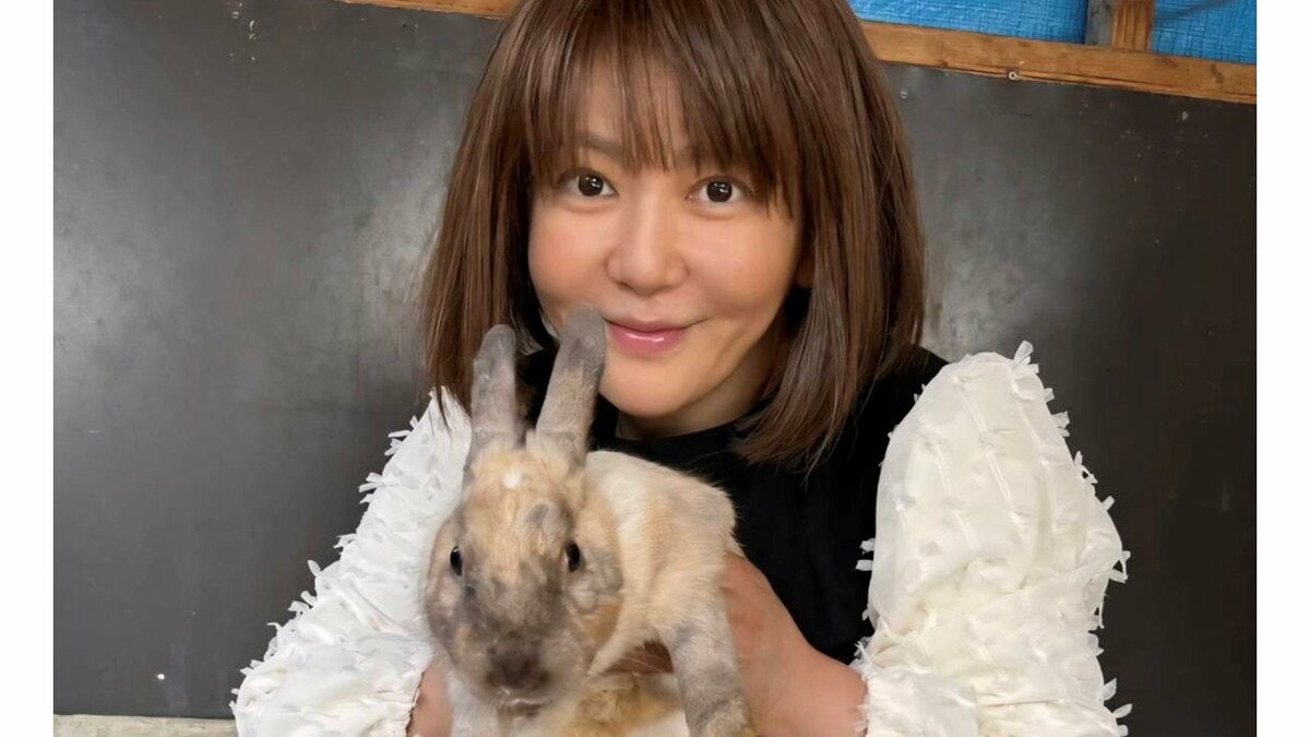 【 華原朋美 】ウサギを優しく抱きかかえる最新ショット公開 「朋ちゃんもうさぎも可愛いです」「うさぎさんも幸せそう」と反響