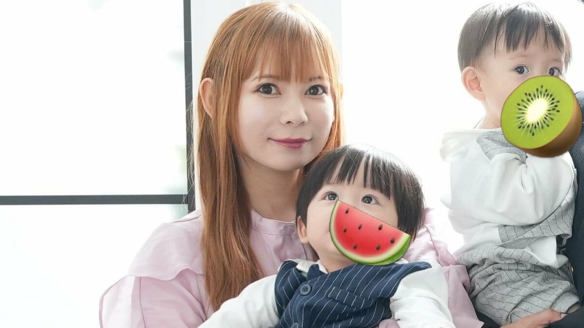 【中川翔子】双子の1歳記念&家族4人写真を公開「いまだけの瞬間たち!」ファンからは「イケメンすぎる」