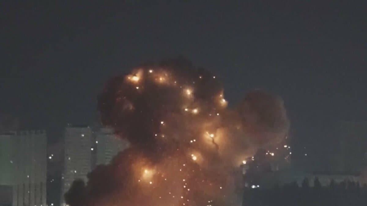 ウクライナに攻撃 15人死亡 「プーチンへの誕生日プレゼントのつもり」ゼレンスキー大統領が非難