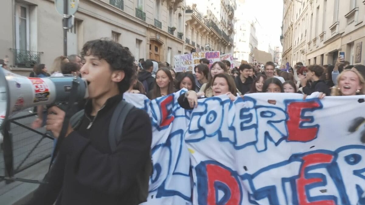 フランスの高校生らによる抗議デモ 首相が「教育予算の増額」を表明 7日もパリなど各地で抗議デモ続く