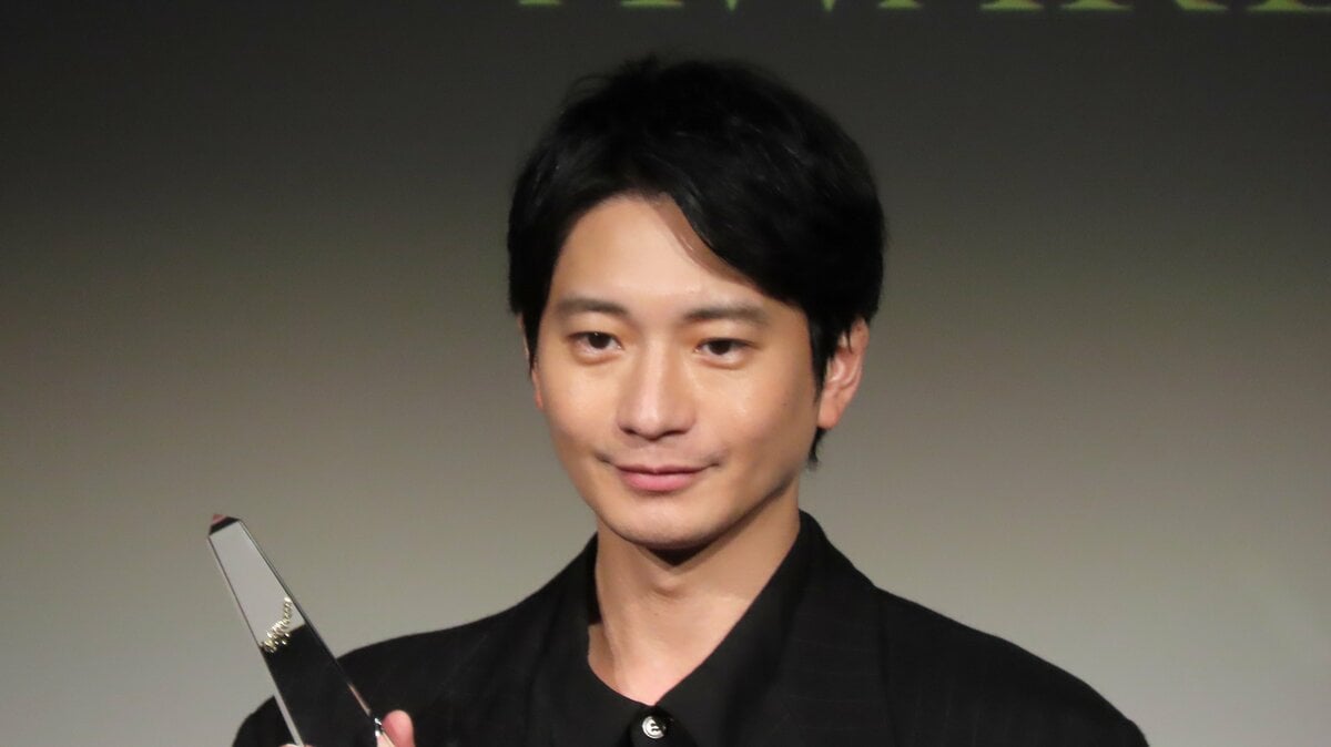 【 向井理 】「今日は濃密」驚きのスケジュール明かす〝舞台で2時間、ナレーション5本録ってここに〟