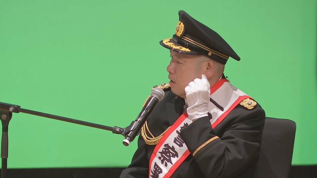 お笑い芸人の三瓶さんが警視庁三鷹署の一日署長に 特殊詐欺手口の実演で注意呼びかけ 都内の特殊詐欺被害額は今年既に“484億円超”