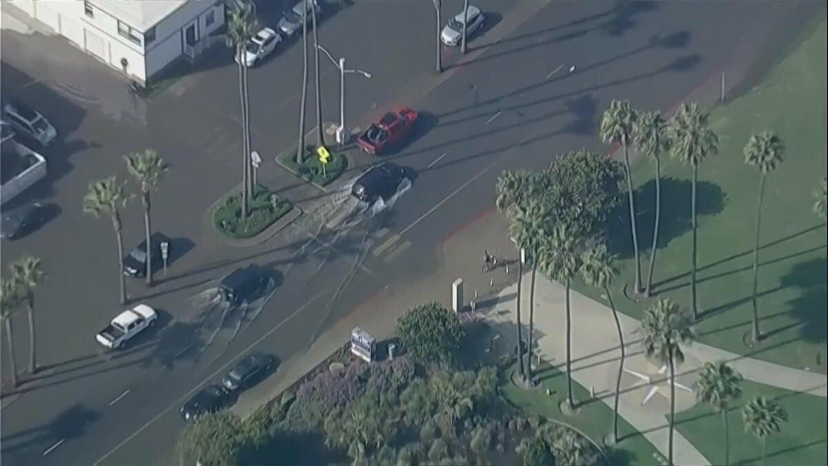 カリフォルニア州で高潮により道路が冠水 高さ6メートルの防波堤越える