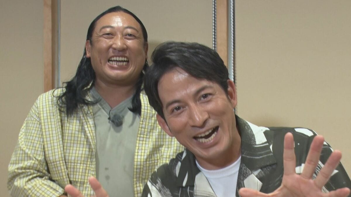 【独自インタビュー】「今さらミイラに触っちゃう!?」「そこまで言わなくていい!(笑)」岡田准一&ロバート秋山が明かす『今さらシロー!』初回ロケの裏側