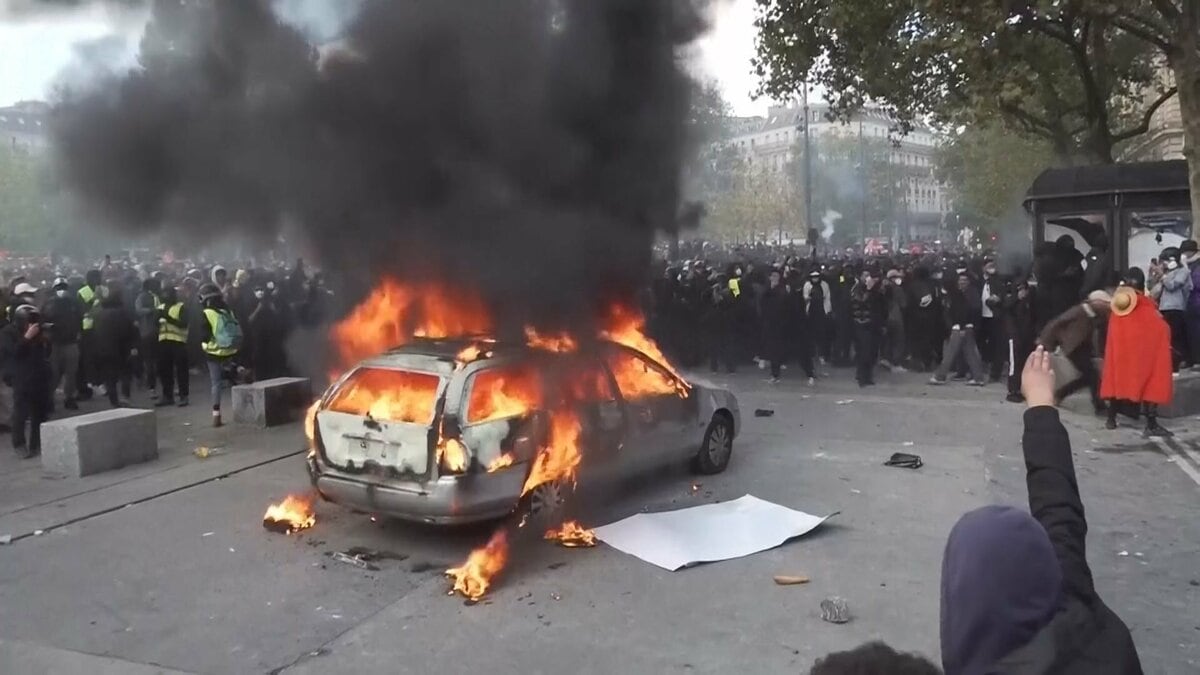 フランス全土で大規模デモ　ガソリン高騰などに抗議　55万人が参加　複数の都市で放火や略奪　400人拘束