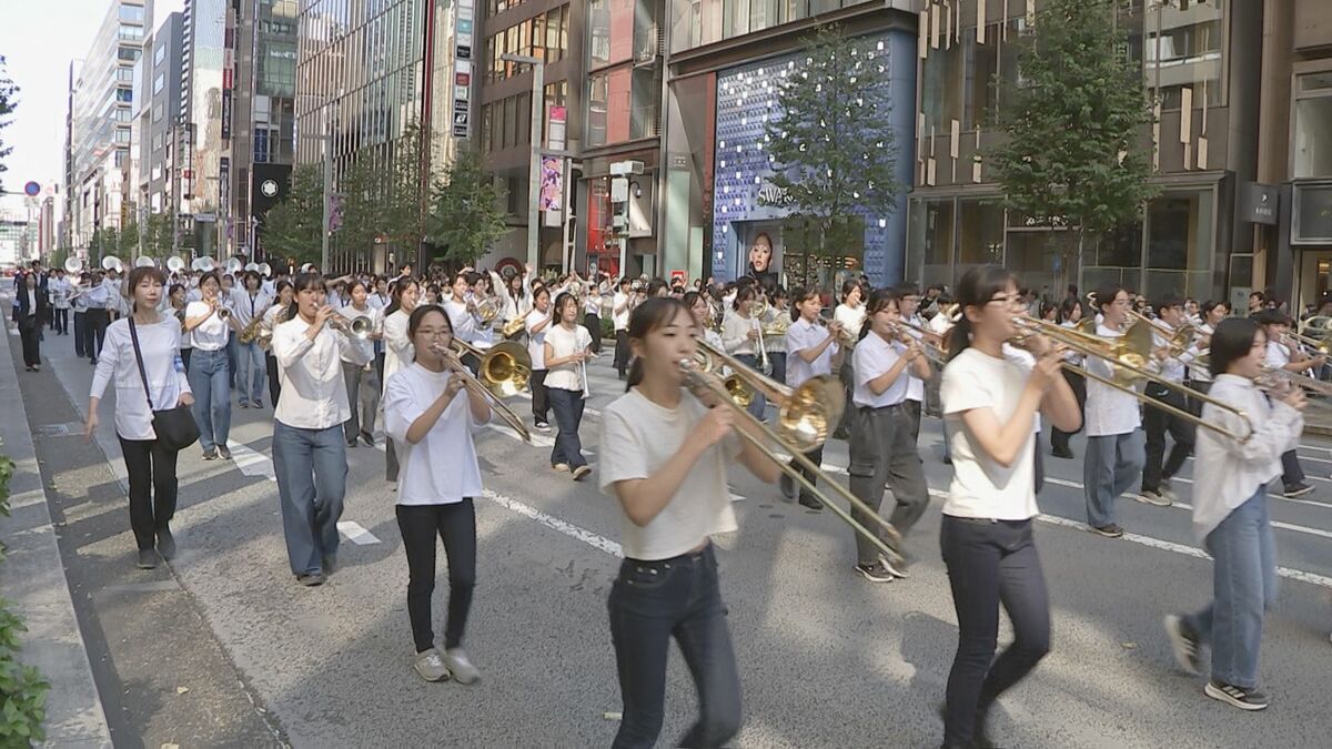 東京・銀座で「交通安全ゴールデンパレード」開催 警視庁音楽隊や中高生の吹奏楽団など約1400人が1キロ行進 今年で59回目