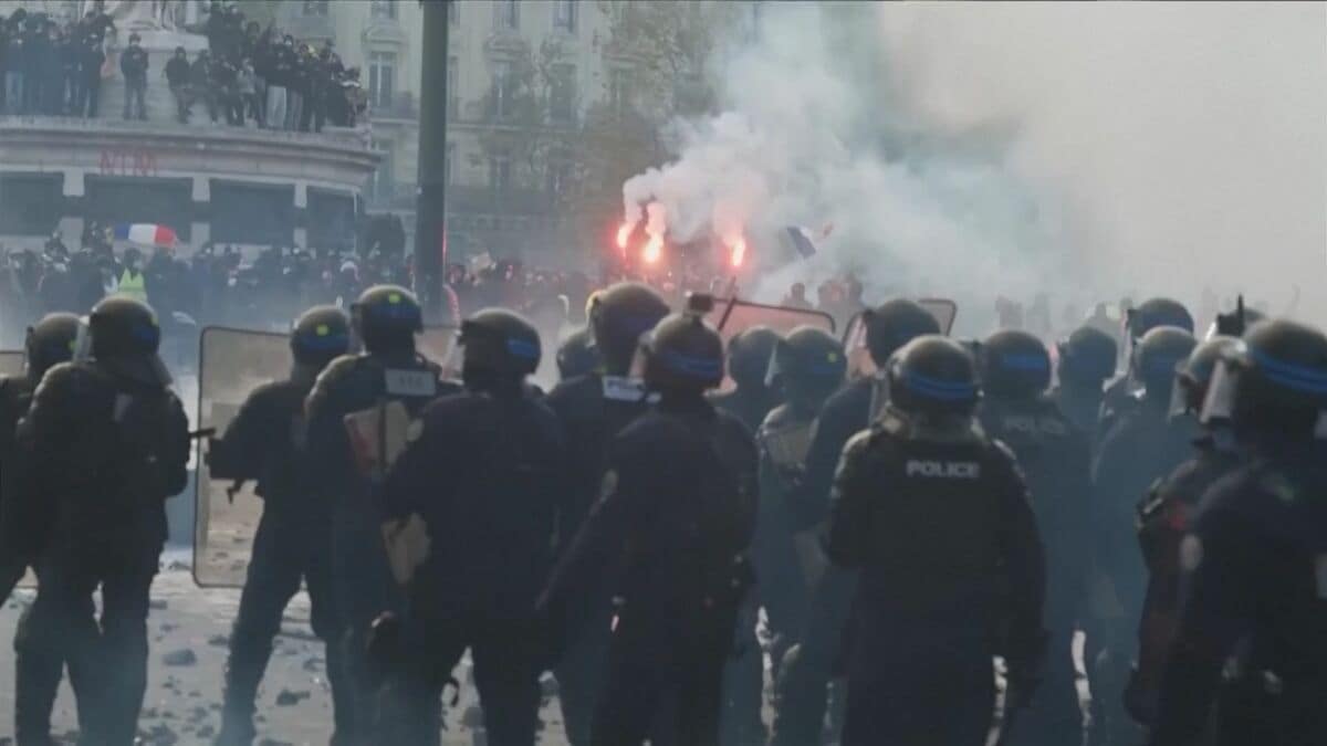 フランス 大規模デモを受けマクロン大統領が演説「暴力には一切容赦しない」「今は団結と尊敬を」