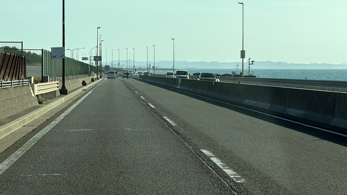 西湘バイパスで死亡ひき逃げ オートバイ運転の男性が車にはねられ死亡 白っぽい乗用車が逃走中 神奈川県警