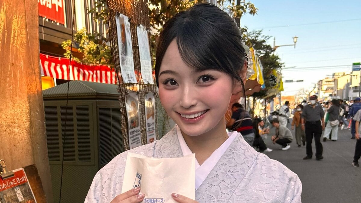 【 安井南 】水色の着物姿で「川越まつり」を満喫　 屋台のかき氷や大迫力の山車に大興奮 「おもちゃの刀がきになる」お茶目なショットも【 中川翔子の妹分 】