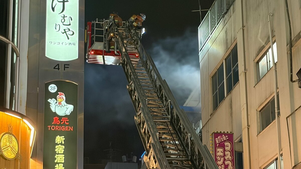 【速報】東京・歌舞伎町の繁華街でビル火災 4階ベランダから出火 現在も延焼中