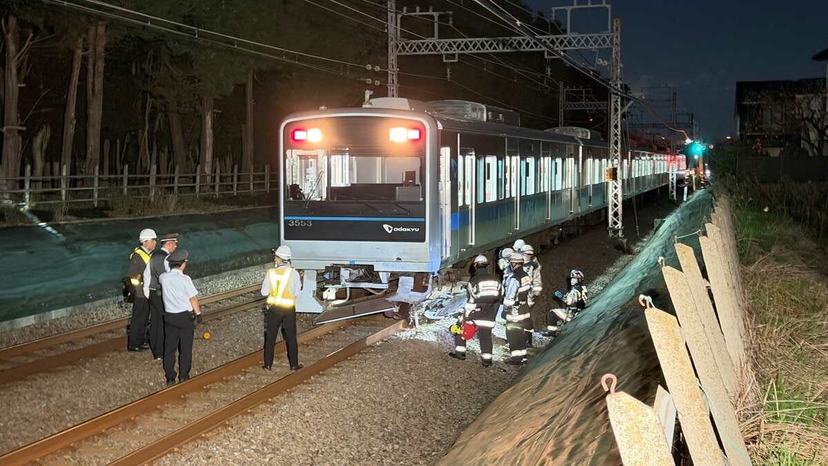 小田急線の線路を軽乗用車が約200m走行…車の高齢女性1人死亡 乗客乗員にけがなし 始発から通常通り運転見込み