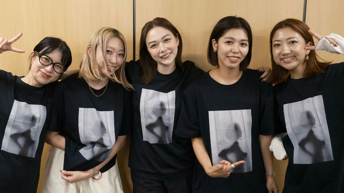 【 村重杏奈 】写真集お渡し会後にスタッフと串カツ満喫 スタッフ特製“己Tシャツ”に歓喜「感謝が止まらない!」