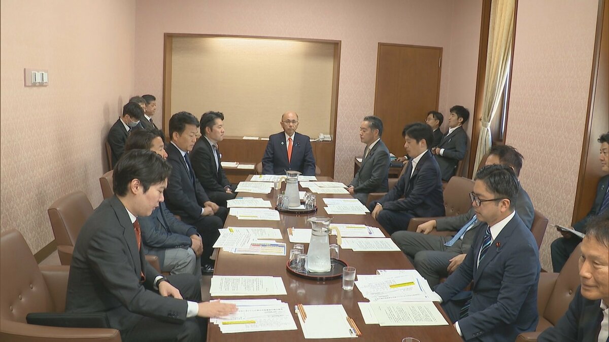 政府が「所得に応じた給付」の対象や金額の見解まとめた資料提示、消費税減税法案めぐり