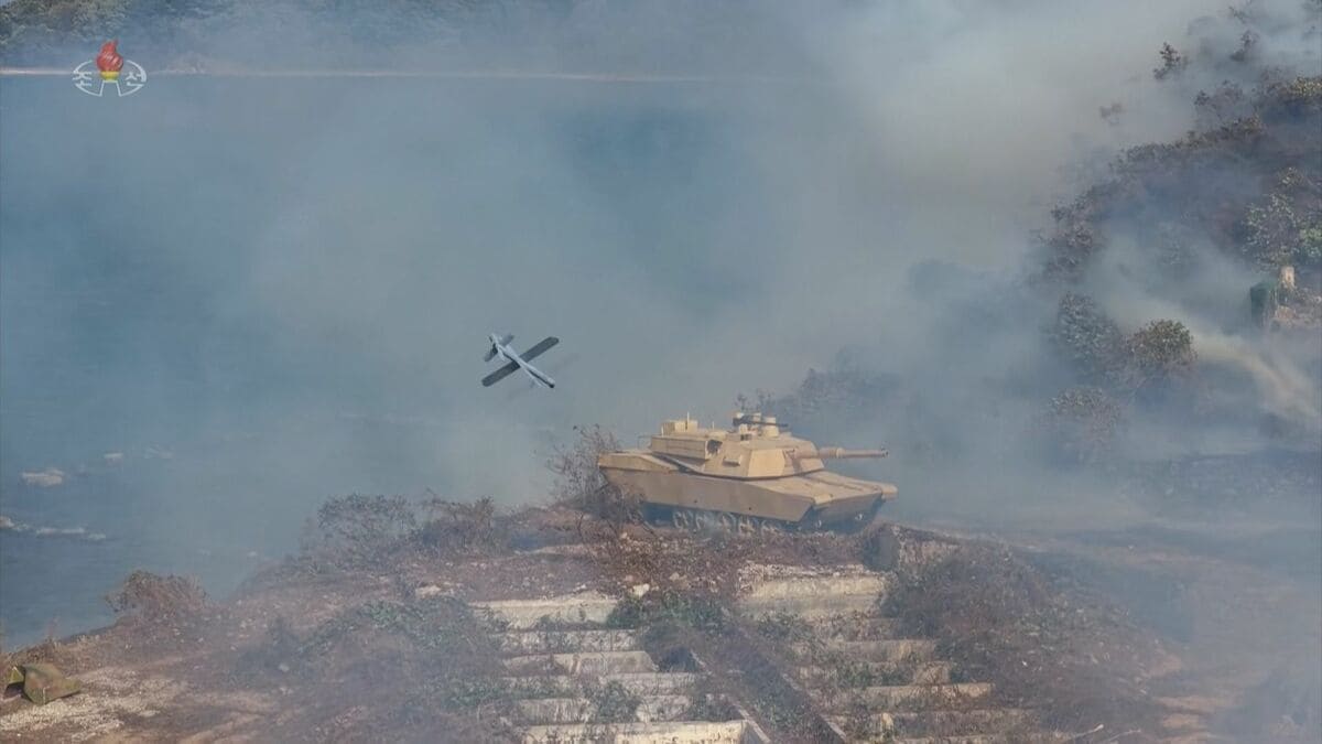 米軍戦車を“精密爆破”北朝鮮「自爆ドローン」公開 金正恩氏が娘ジュエ氏と視察…「国防AI」で絶対優勢狙う