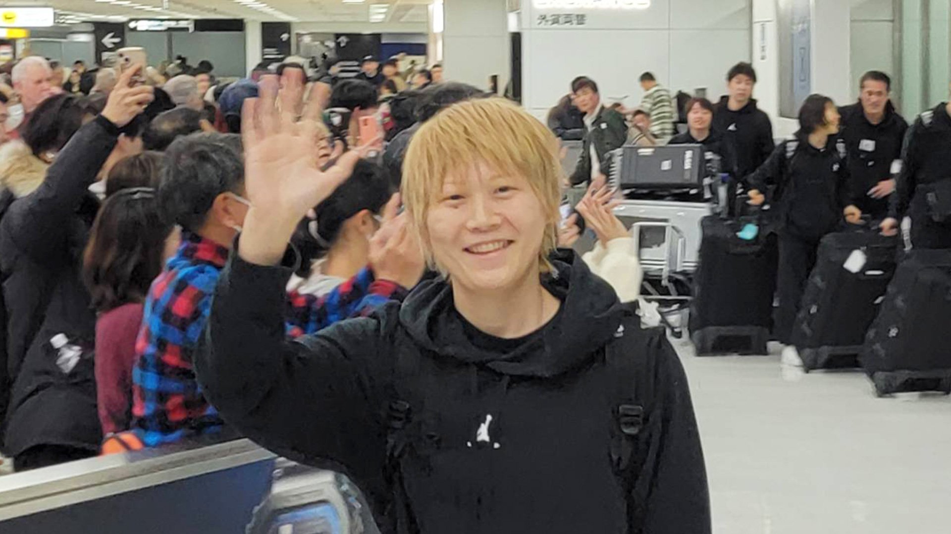 パリ五輪出場決めたバスケットボール女子日本代表が笑顔で帰国 空港では拍手で迎えられる
