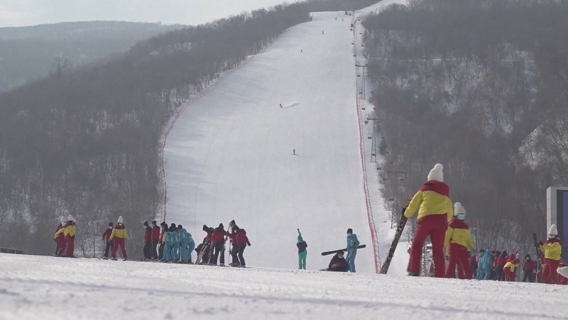北朝鮮リゾート「馬息嶺」でロシア人団体観光客がスキーに興じる　映像公開