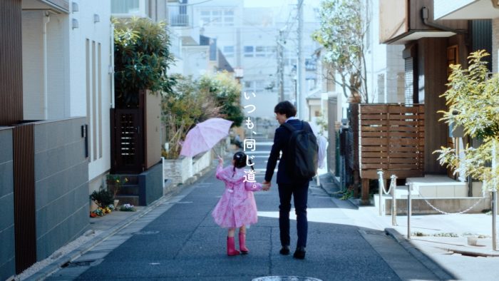 ベネッセ、卒園を迎える親子に向けた特別ムービー「つないだ手を離す時」篇を公開